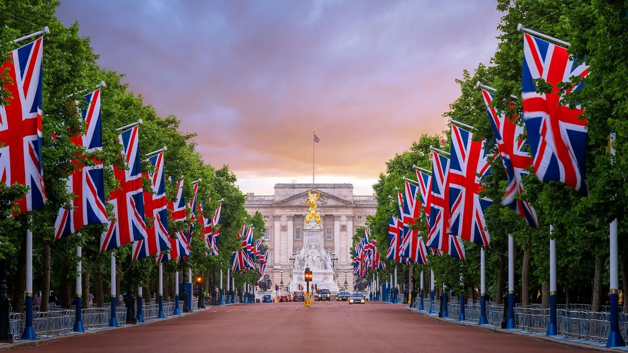 BUCKINGHAM PALACE : THE LONDON RESIDENCE OF THE MONARCH OF THE UK